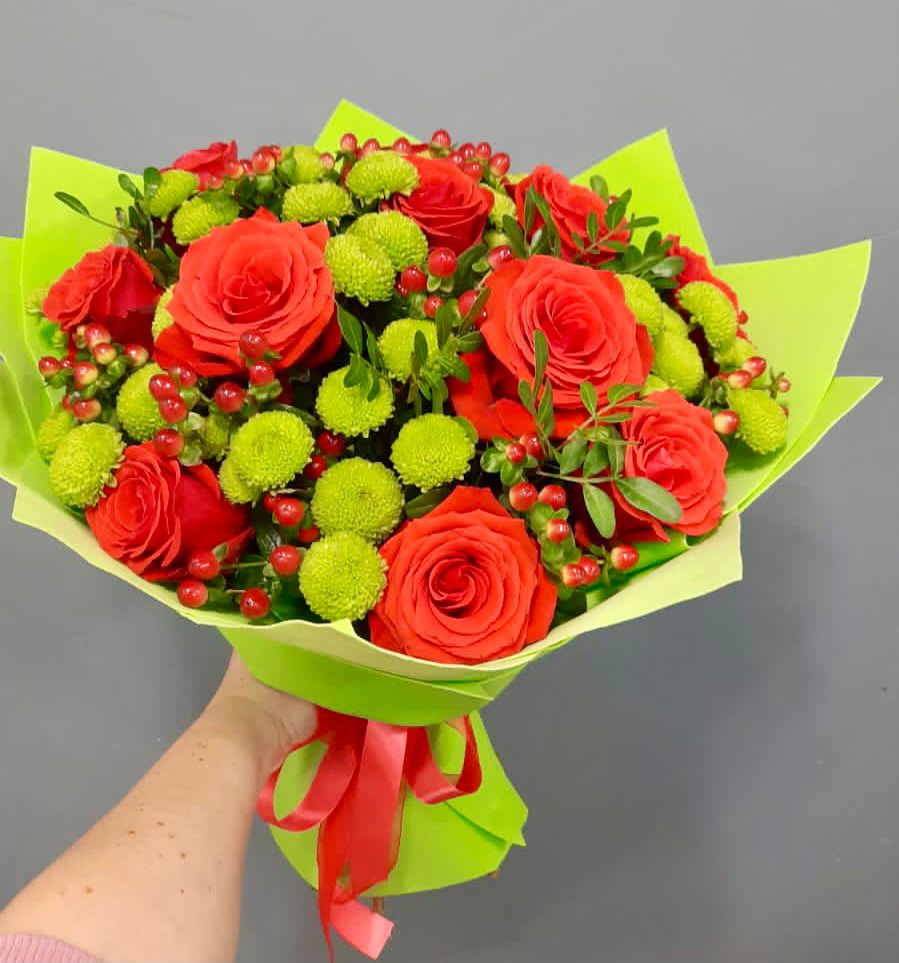 Букет цветов из: Хризантемы и Розы в Сургуте