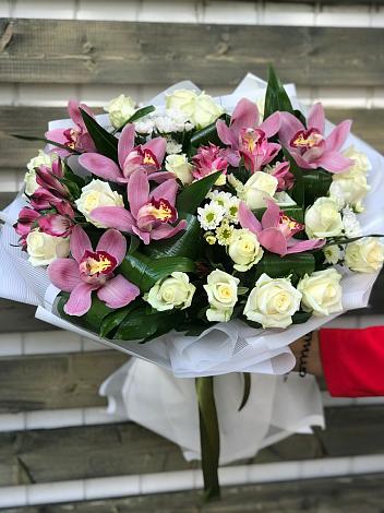 Букет цветов из: Розы и Хризантемы в Сургуте
