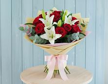 Букет цветов из:  Лилии и Розы в Сургуте