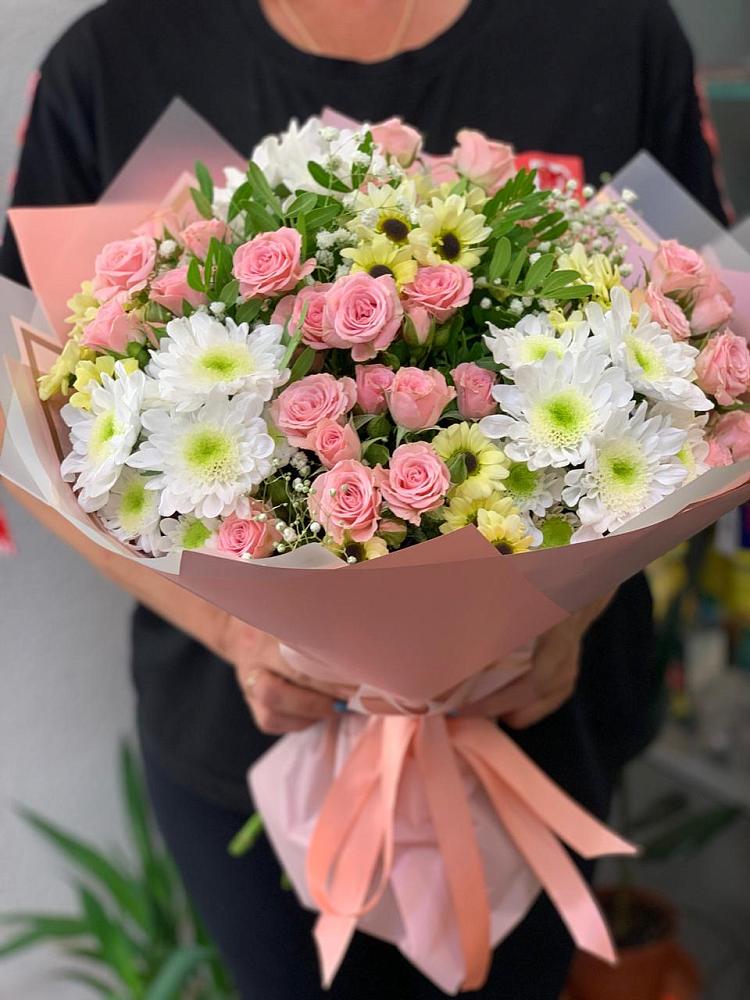 Букет цветов из: Розы и Хризантемы в Сургуте