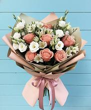Букет цветов из:  Розы, Альстромерии и Лизиантусы #REPLACE_PRED# Сургуте