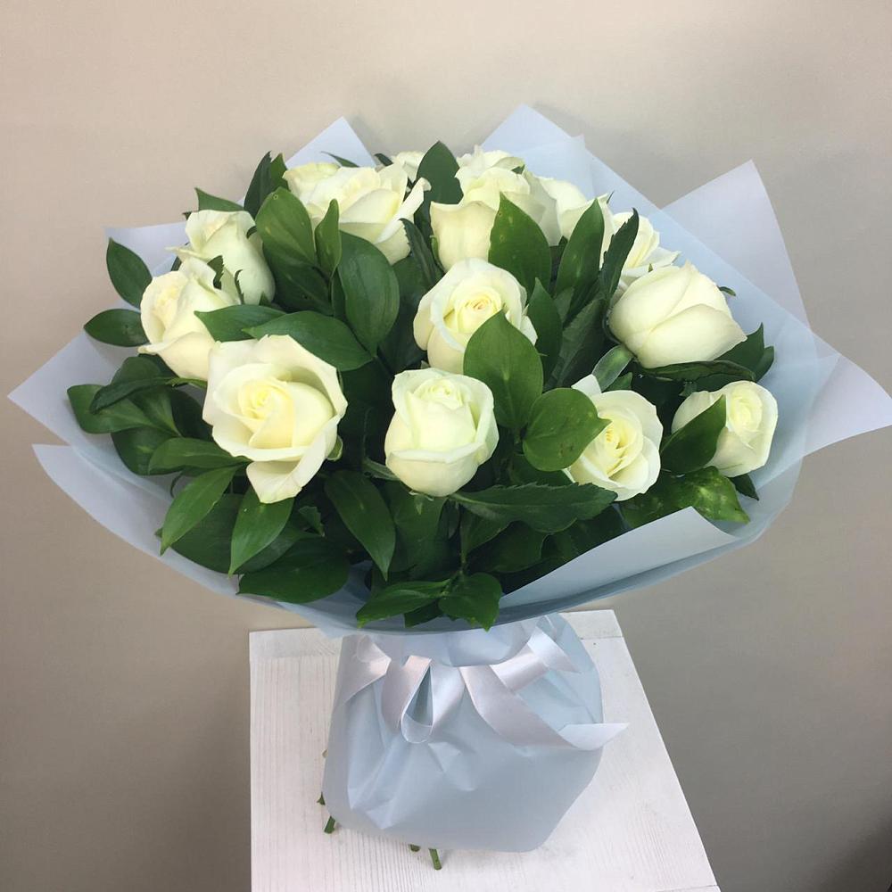 Букет 15 Белых роз Проуд в Сургуте