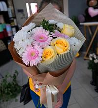 Букет цветов из:  Герберы, Розы и Хризантемы в Сургуте