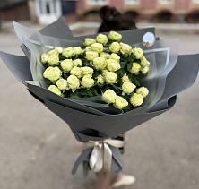 Букет Белые кустовые розы Солинеро в Сургуте