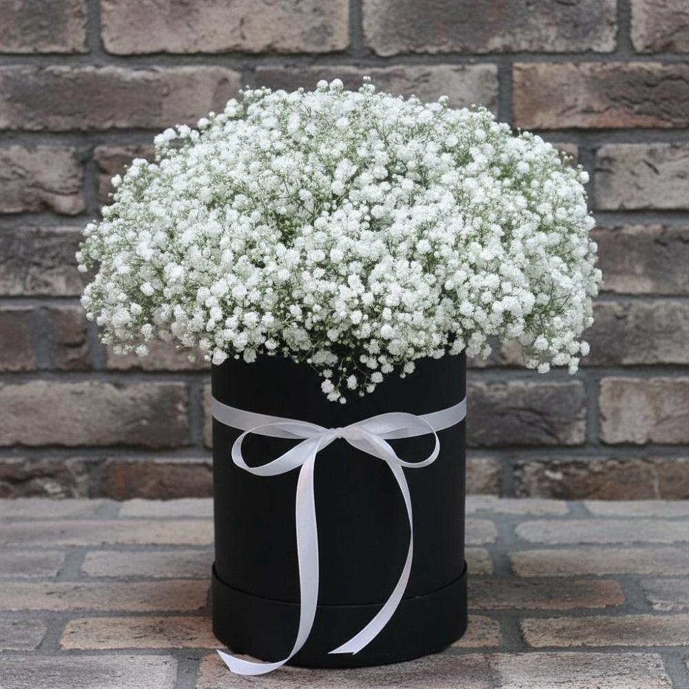 Цветочная композиция из Гипсофила в шляпной коробке в Сургуте