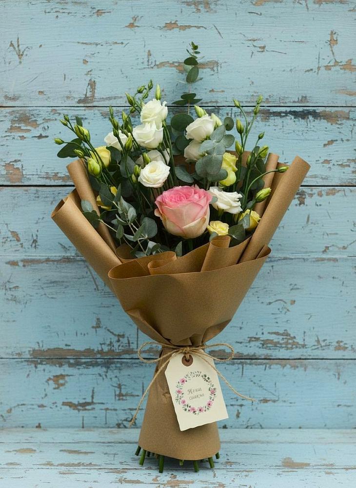 Букет цветов из: Розы и Лизиантусы в Сургуте