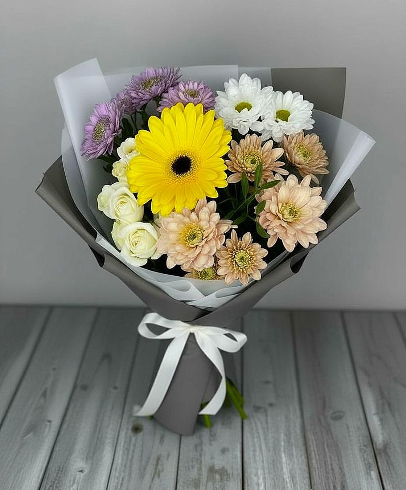 Букет цветов из: Розы, Герберы и Хризантемы в Сургуте