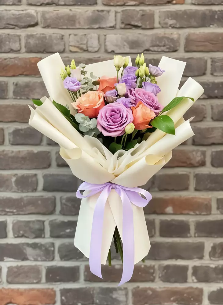 Букет цветов из: Лизиантусы и Розы в Сургуте