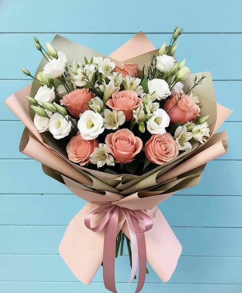 Букет цветов из: Розы, Альстромерии и Лизиантусы в Сургуте