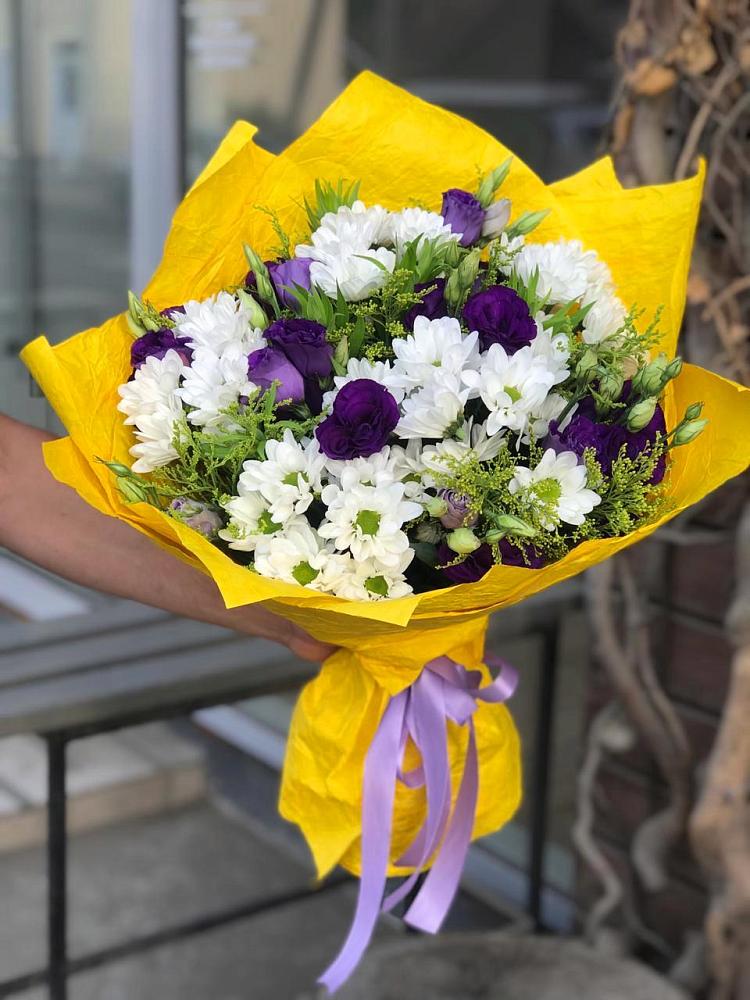 Букет цветов из: Ирисы, Хризантемы и Ромашки в Сургуте