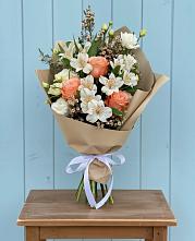 Букет цветов из:  Альстромерии, Лизиантусы, Розы и Хризантемы в Сургуте