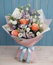 Букет цветов из:  Лизиантусы, Розы, Альстромерии и Гипсофила в Сургуте