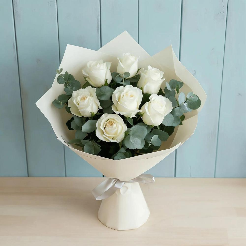 Букет Белые розы в Эвкалипте в Сургуте