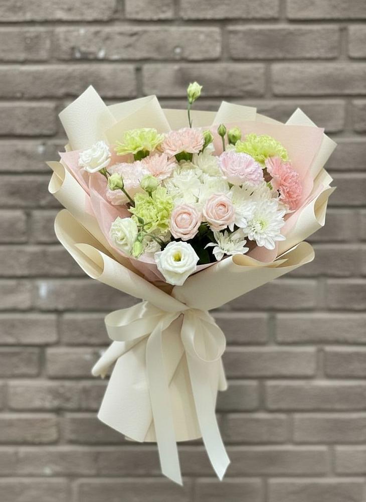 Букет цветов из: Гвоздики, Розы, Лизиантусы и Хризантемы в Сургуте