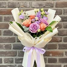 Букет цветов из:  Лизиантусы и Розы в Сургуте