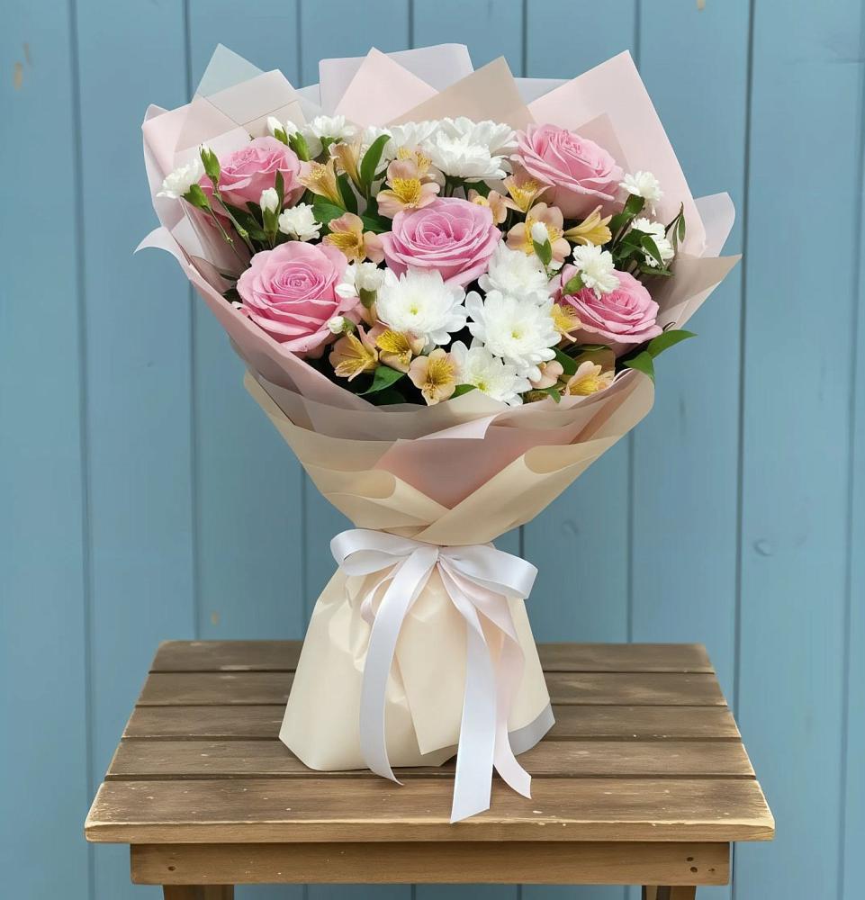 Букет цветов из: Гвоздики, Орхидеи и Розы в Сургуте