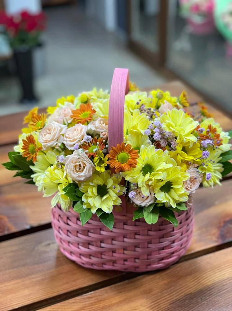 Цветочная композиция из Хризантемы и Розы в корзине в Сургуте