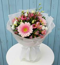 Букет цветов из:  Герберы, Альстромерии и Лизиантусы в Сургуте