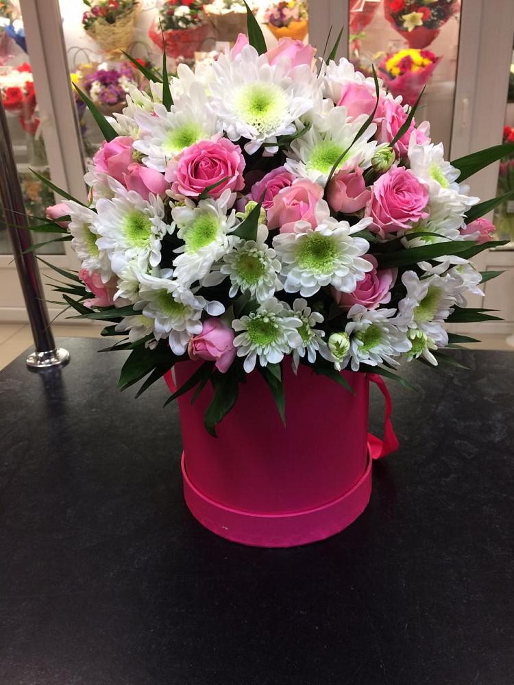 Цветочная композиция из Розы и Хризантемы в шляпной коробке в Сургуте