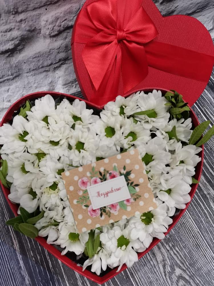 Цветочная композиция из Хризантемы в виде сердца в Сургуте