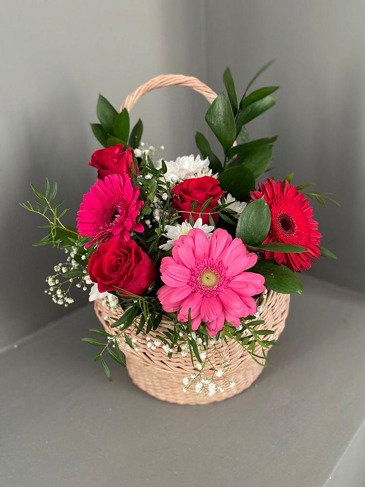 Цветочная композиция из Розы, Хризантемы и Герберы в корзине в Сургуте