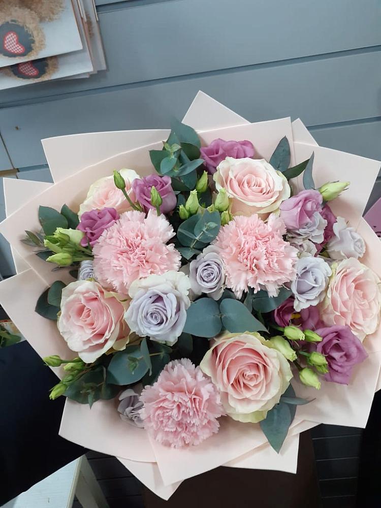 Букет цветов из: Розы, Гвоздики и Лизиантусы в Сургуте