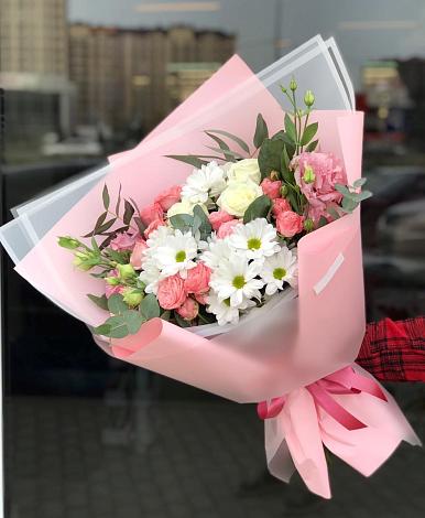 Букет цветов из: Розы, Лизиантусы и Хризантемы в Сургуте