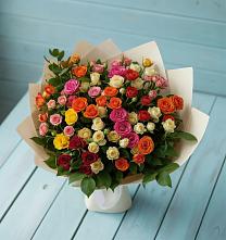 Букет Микс из разноцветных кустовых роз в Сургуте