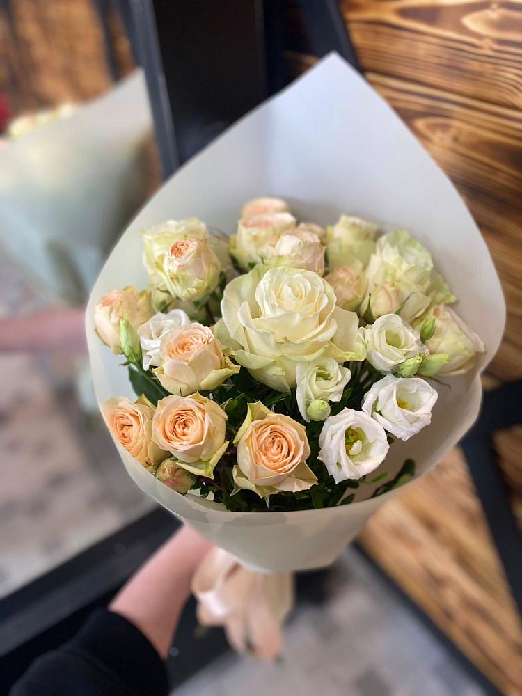 Букет цветов из: Розы и Лизиантусы в Сургуте