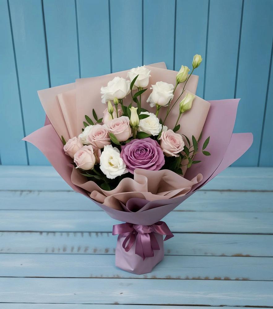 Букет цветов из: Розы и Лизиантусы в Сургуте